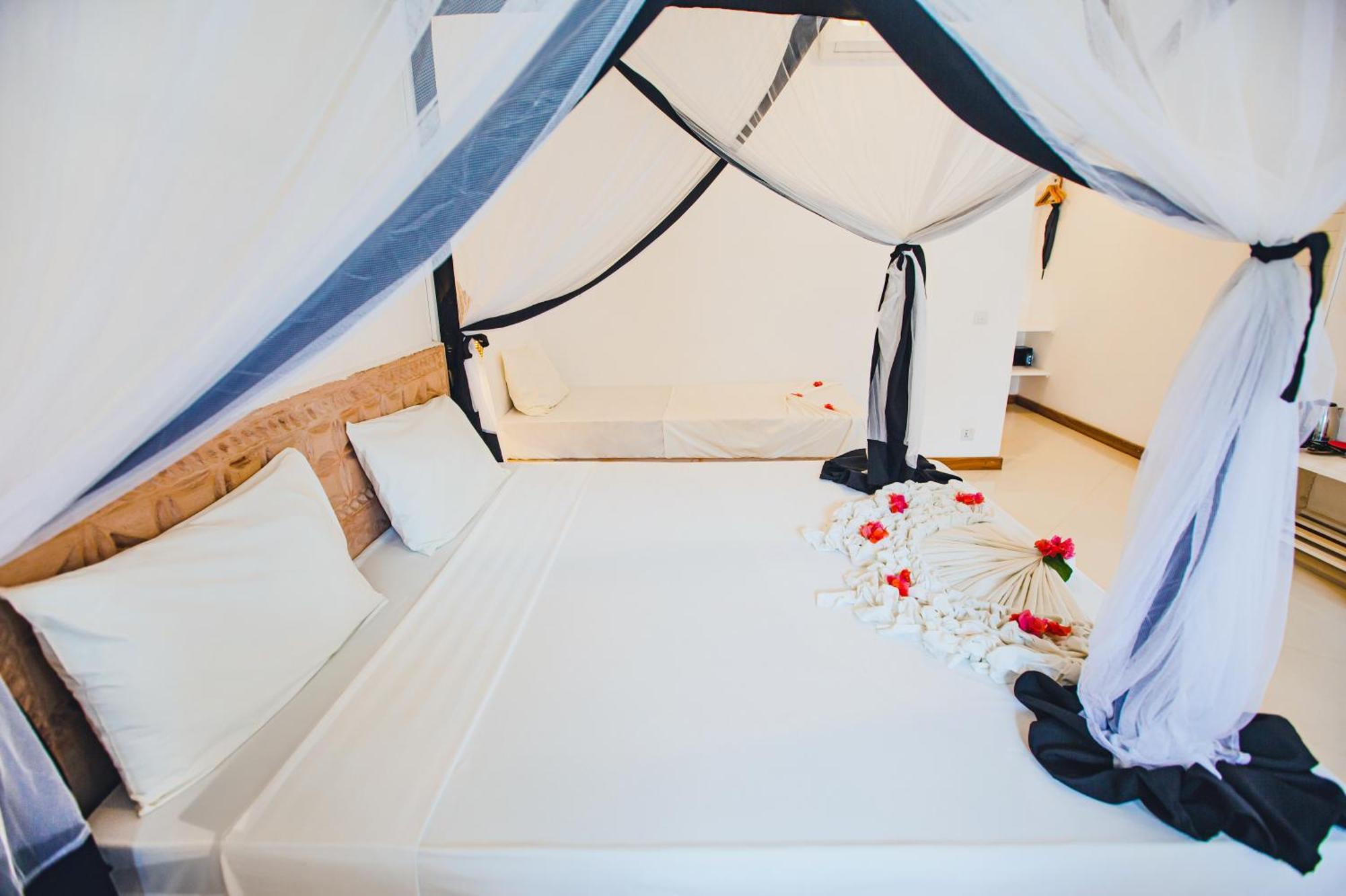 Ahg Sun Bay Mlilile Beach Hotel Матемве Екстер'єр фото